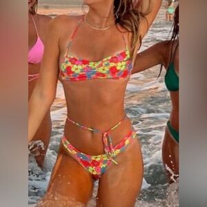 Frankies Bikini’s Set in Groovy